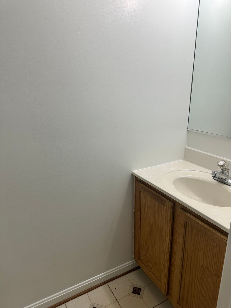 Spacious Townhome for Rent! Finished Basement! W/D! Available Now! – photo 5