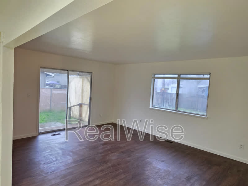231 Hawthorne St – photo 5