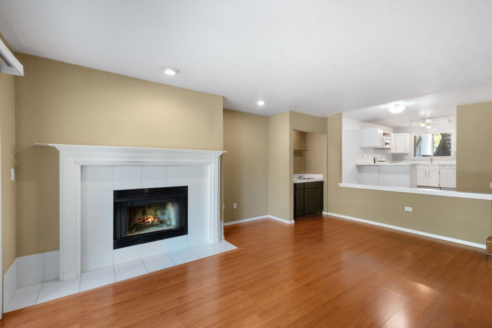 2Bd 1 75Ba Bellevue Condo – photo 4