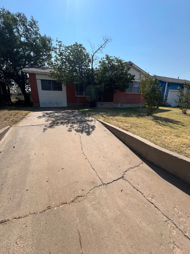 4 bed 1.5 Bath – photo 1