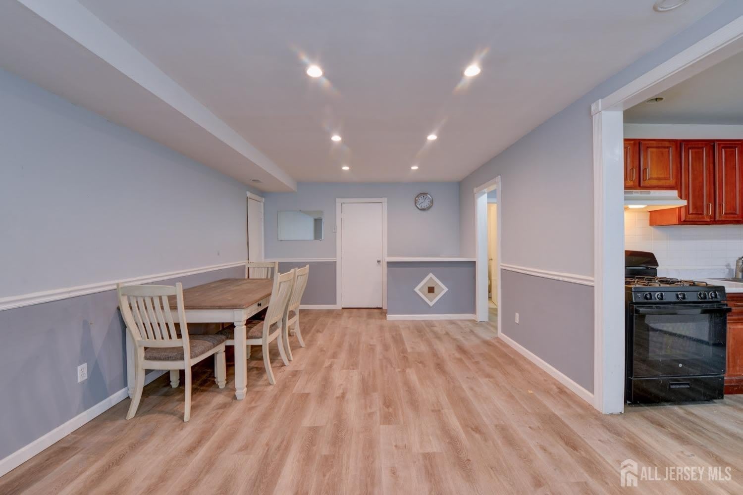 382 College Drive – photo 3