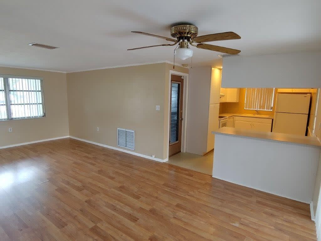 Just Reduced Beautiful 2 2 1 1000 Sq Ft With A Large Open Floorplan Fenced Yard And An Enclosed Lanai – photo 3