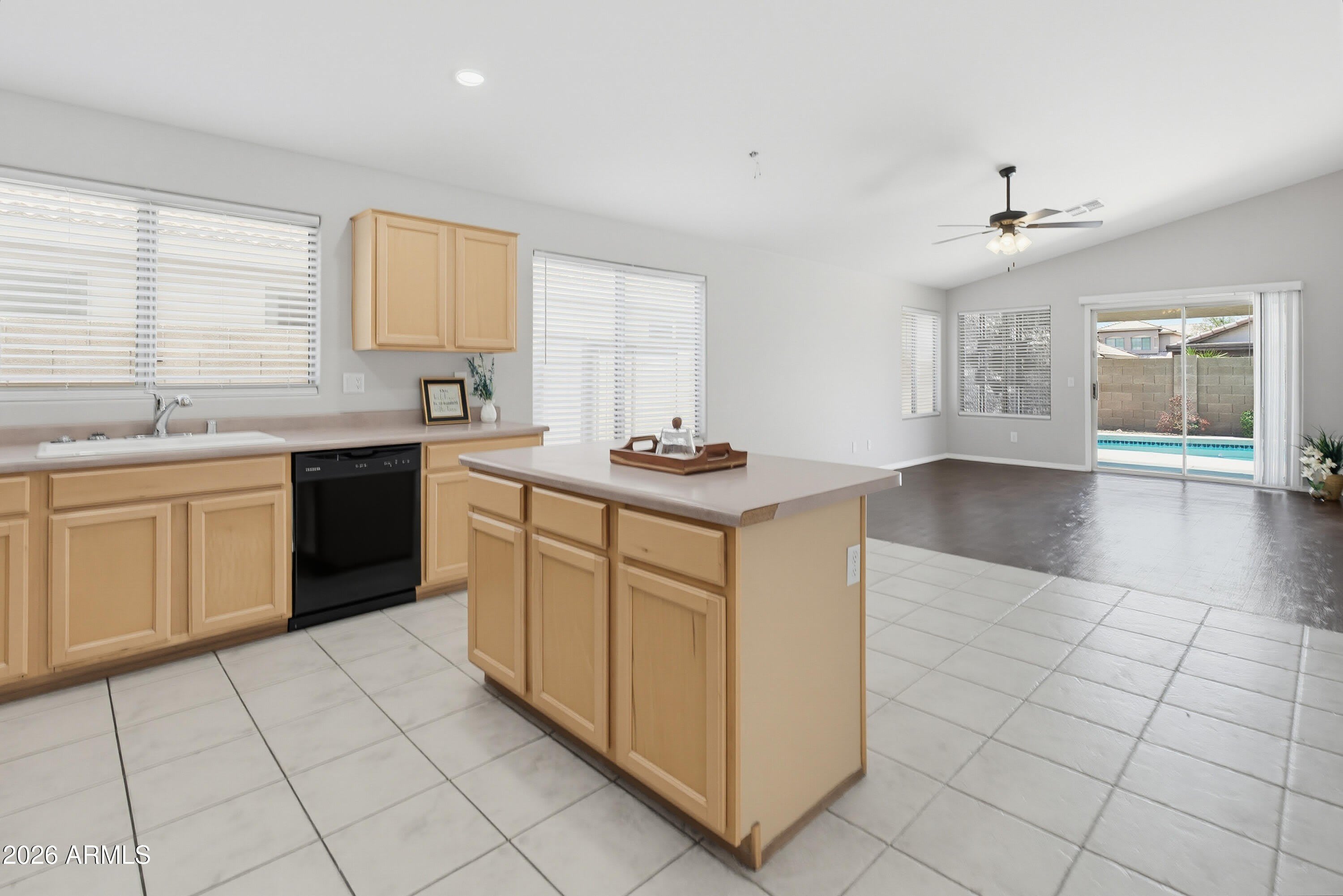 543 W GROVERS Avenue – photo 5