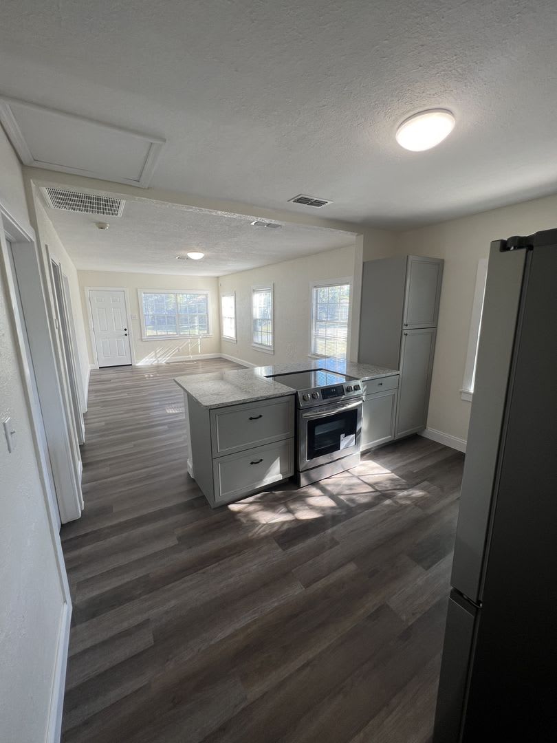Beautifully Renovated 3Br Home Near Lakeland S Medical District – photo 2