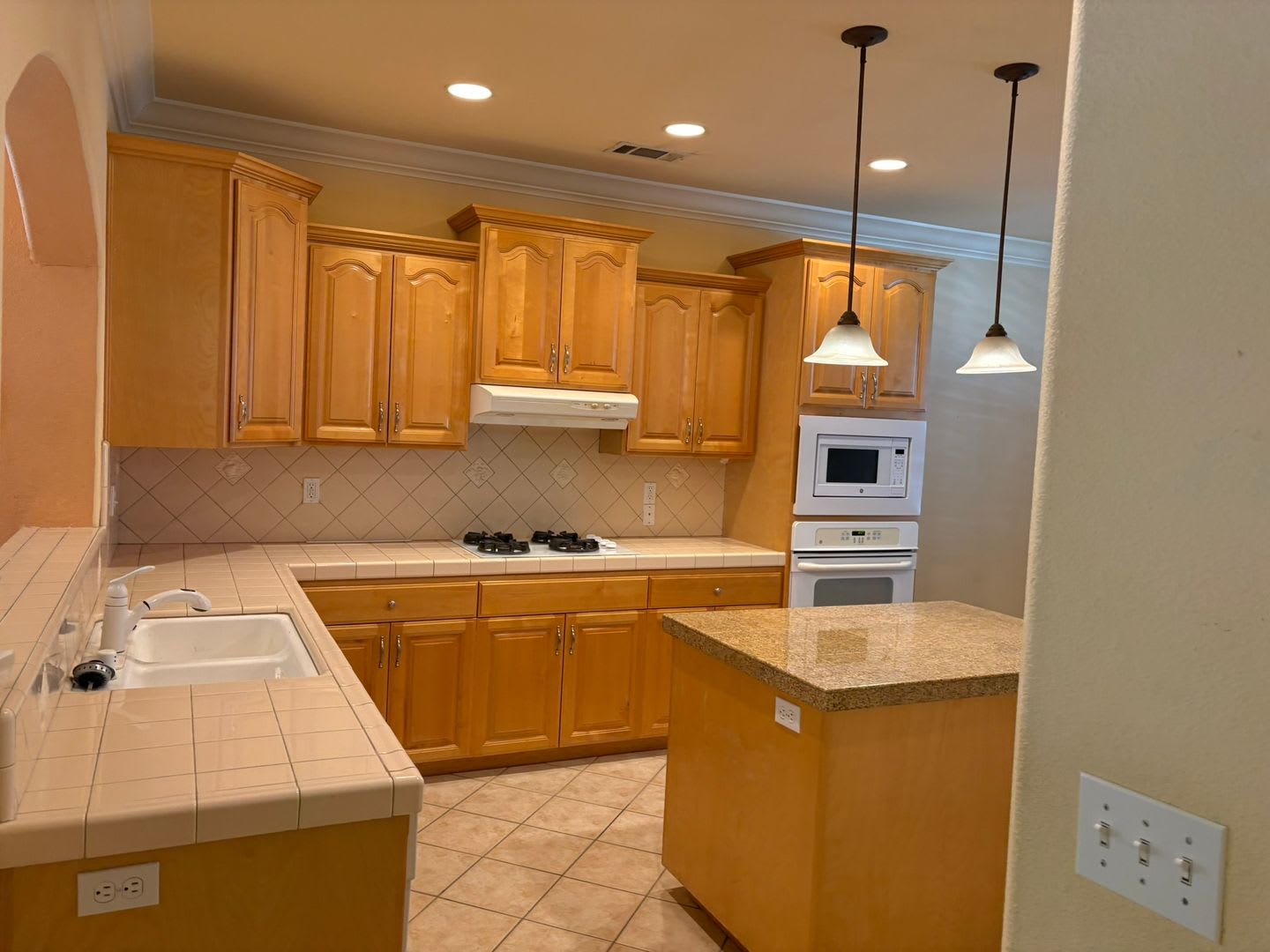 Spacious 1 950 Sq Ft Home With 3 Car Garage In Redding – photo 1