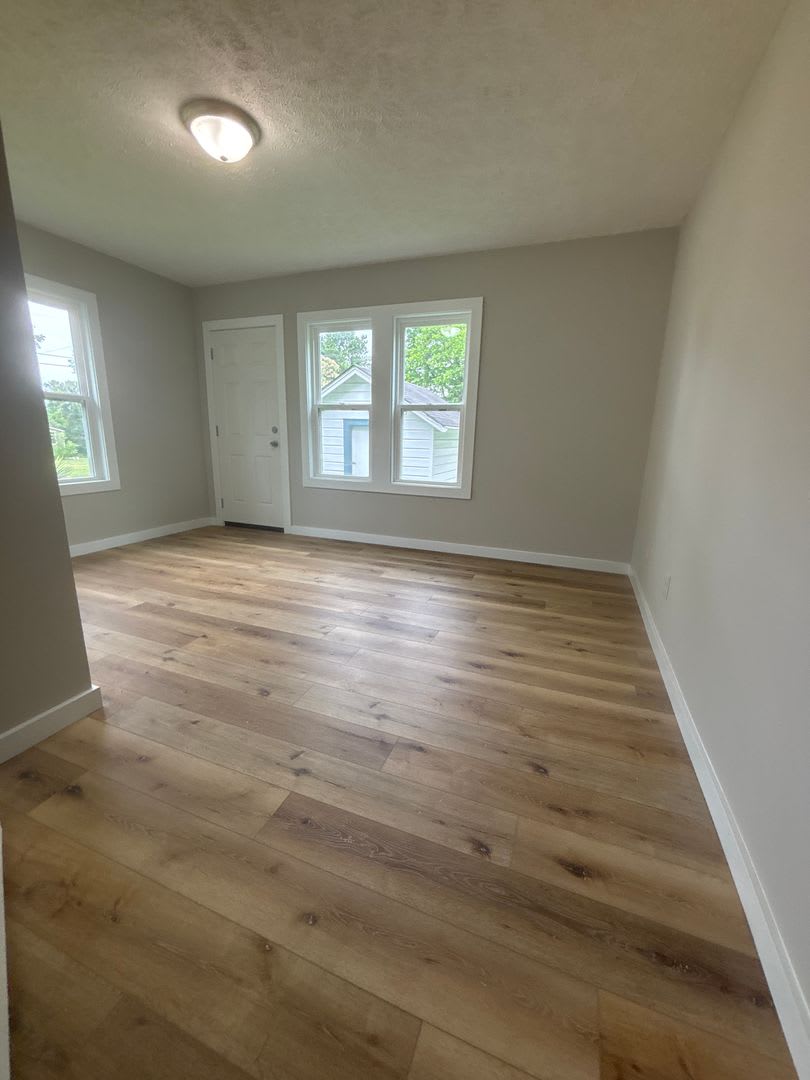 NEW LISTING! Spacious 5 Bedroom 2 Bath House – photo 5