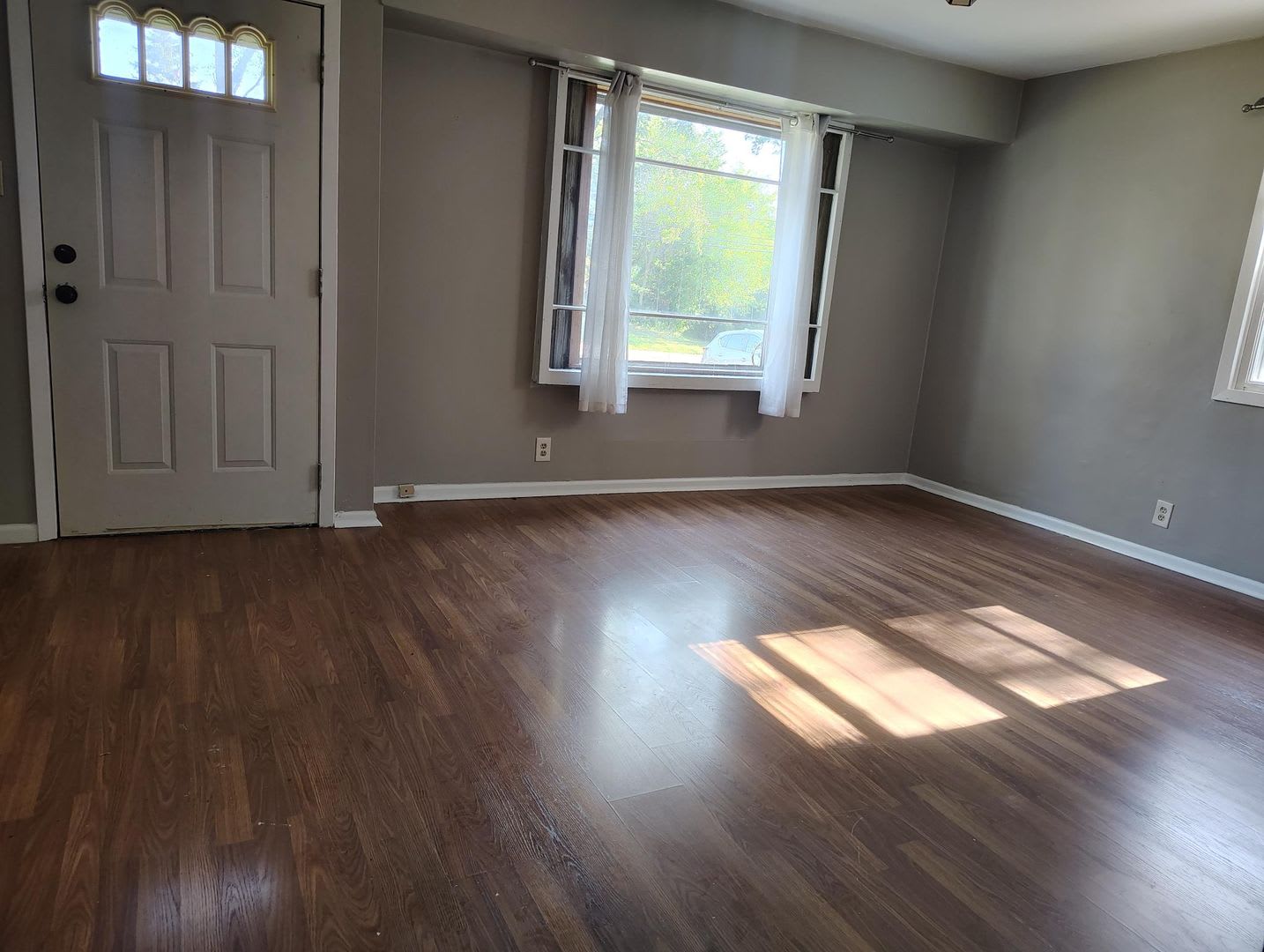 Single Family 4 Bed/2 Bath House for Rent!! – photo 2