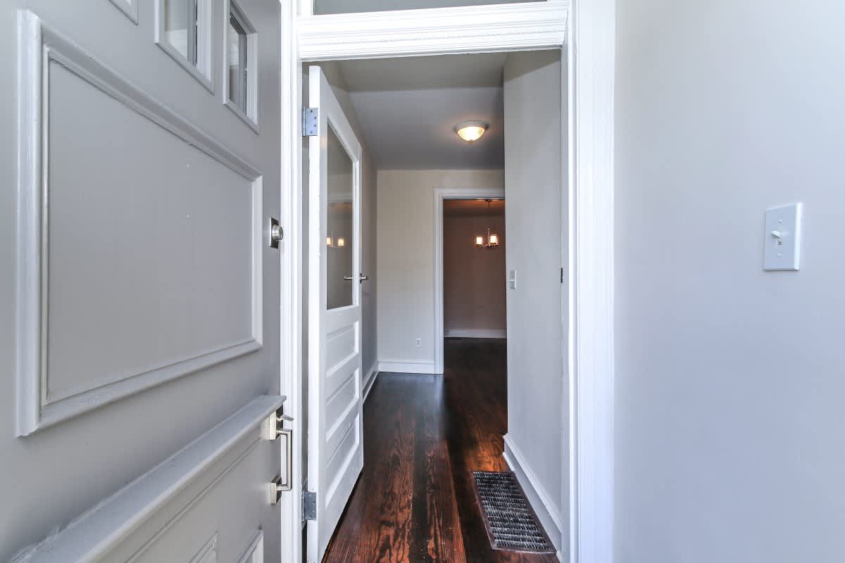 Renovated Columbia Heights 3BD Rowhome with 2 parking spaces!! – photo 3