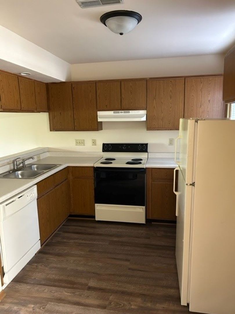 Lake Court Apartments – photo 4