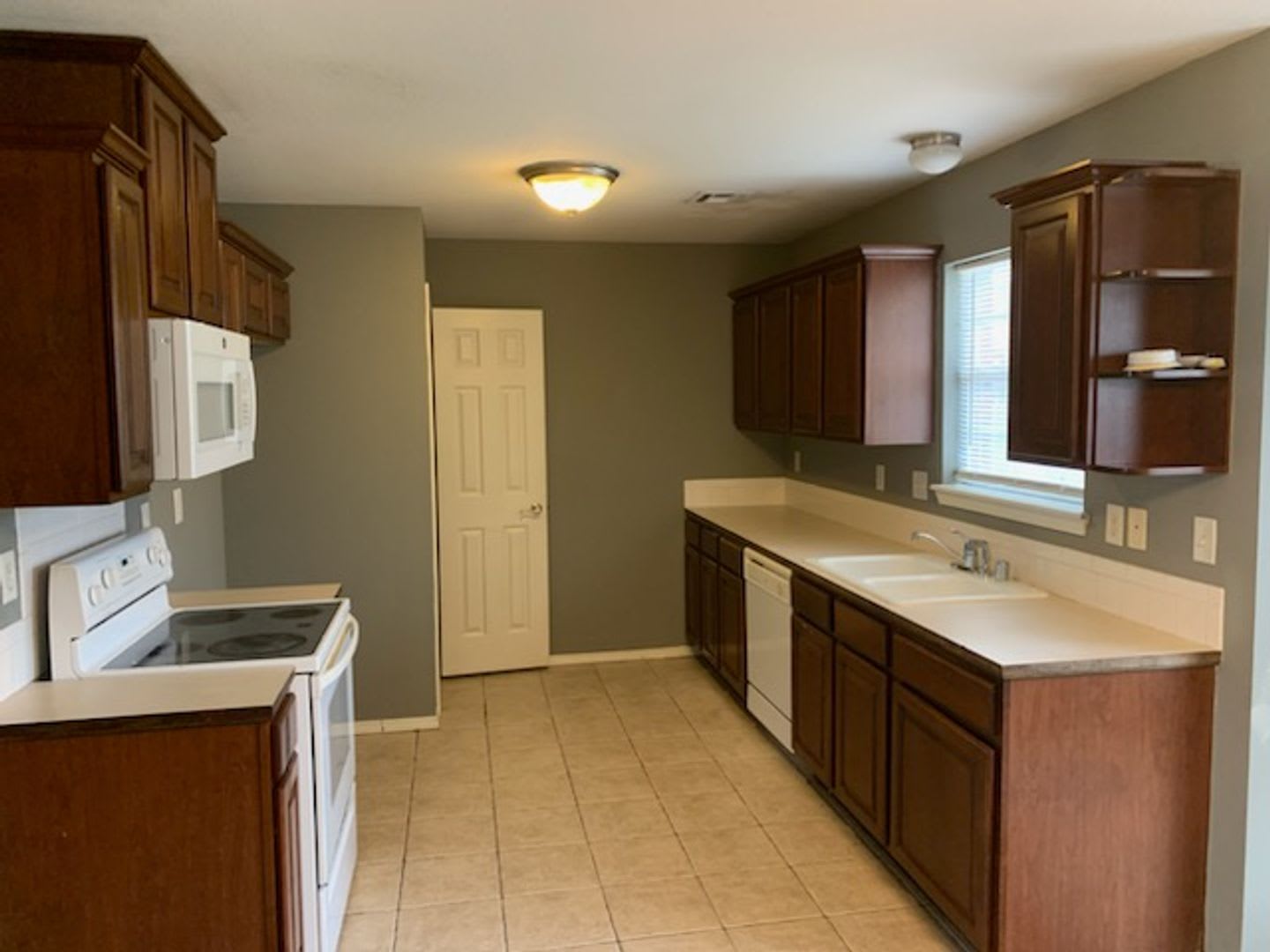 Getting Ready For You Beautiful Bentonville Home With Spacious Backyard 2 Car Garage – photo 4