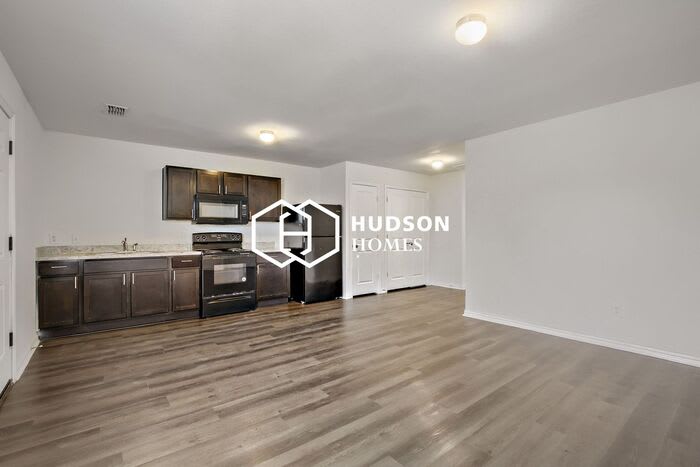 2106 Henry Street – photo 5