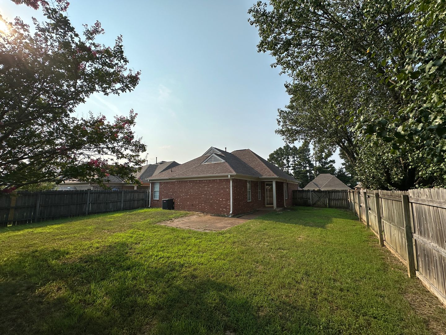 Lovely Cordova Home Fresh Paint And New Carpet Fenced Backyard And Eat In Kitchen Pets Are Welcome Fees Apply – photo 3