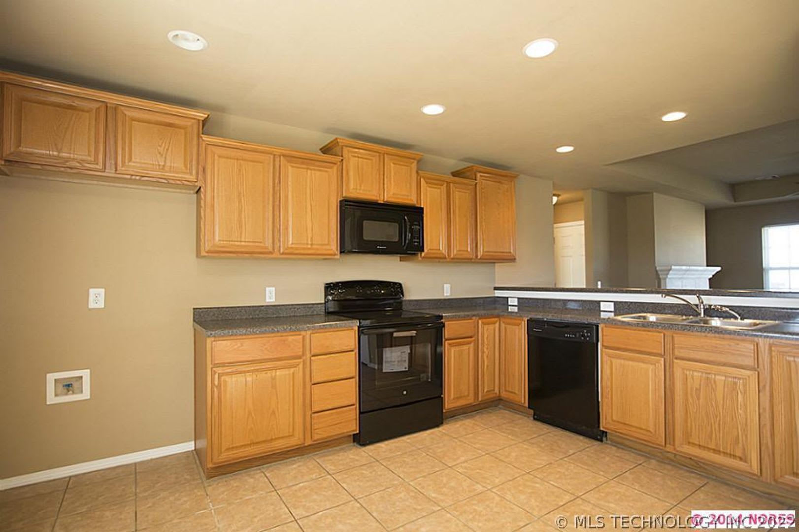 Beautiful 3 Bed 2 Bath Home with New Plank Flooring, 2 car garage and large backyard. – photo 2