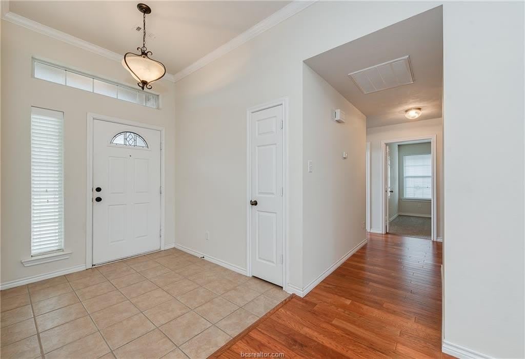 1207 Portsmouth Court – photo 3