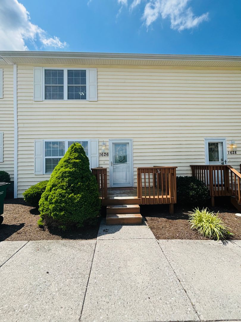 Conveniently Located 2 Bedroom 1 5 Bath Townhouse – photo 1