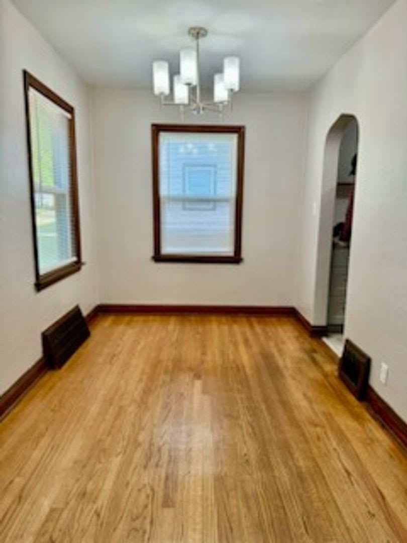 Fully Remodeled single family house! 3 bedrooms, full kitchen, full bath, living room – photo 2