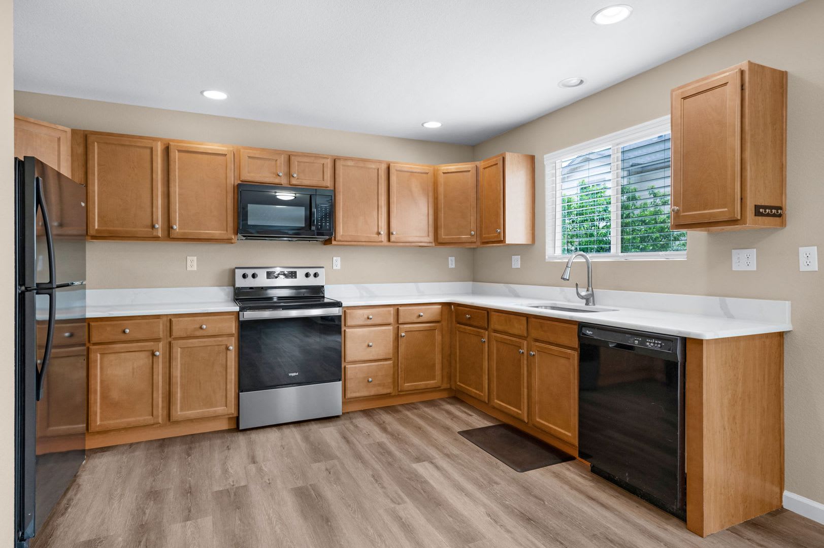 LIGHT AND BRIGHT 3 BED/2.5 BATH HOME IN MONUMENT! – photo 5