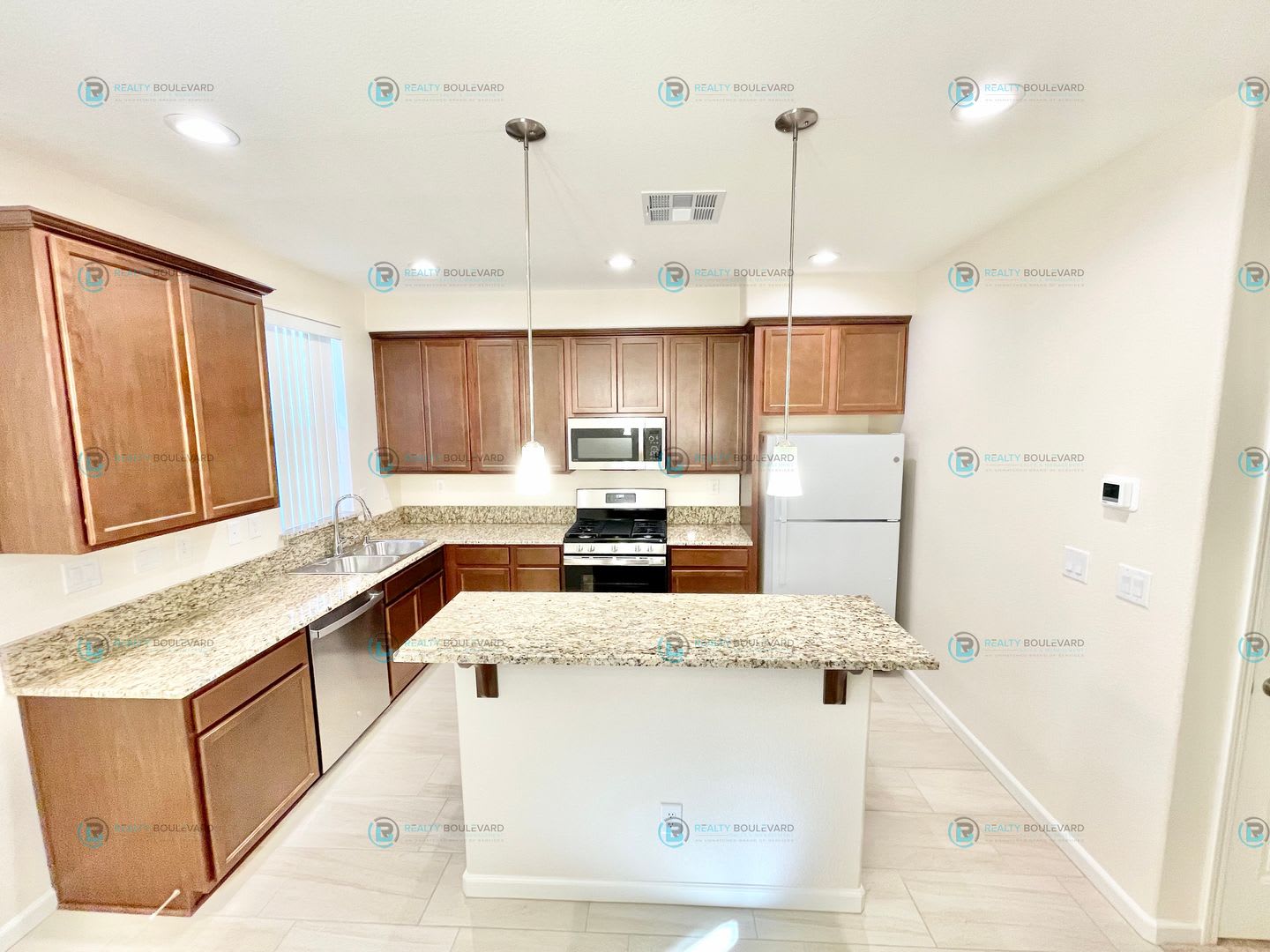 Luxury and Convenience: Fully Equipped 3-Bedroom 2.5 Bathroom 2 car garage Condo in Carson City – photo 2