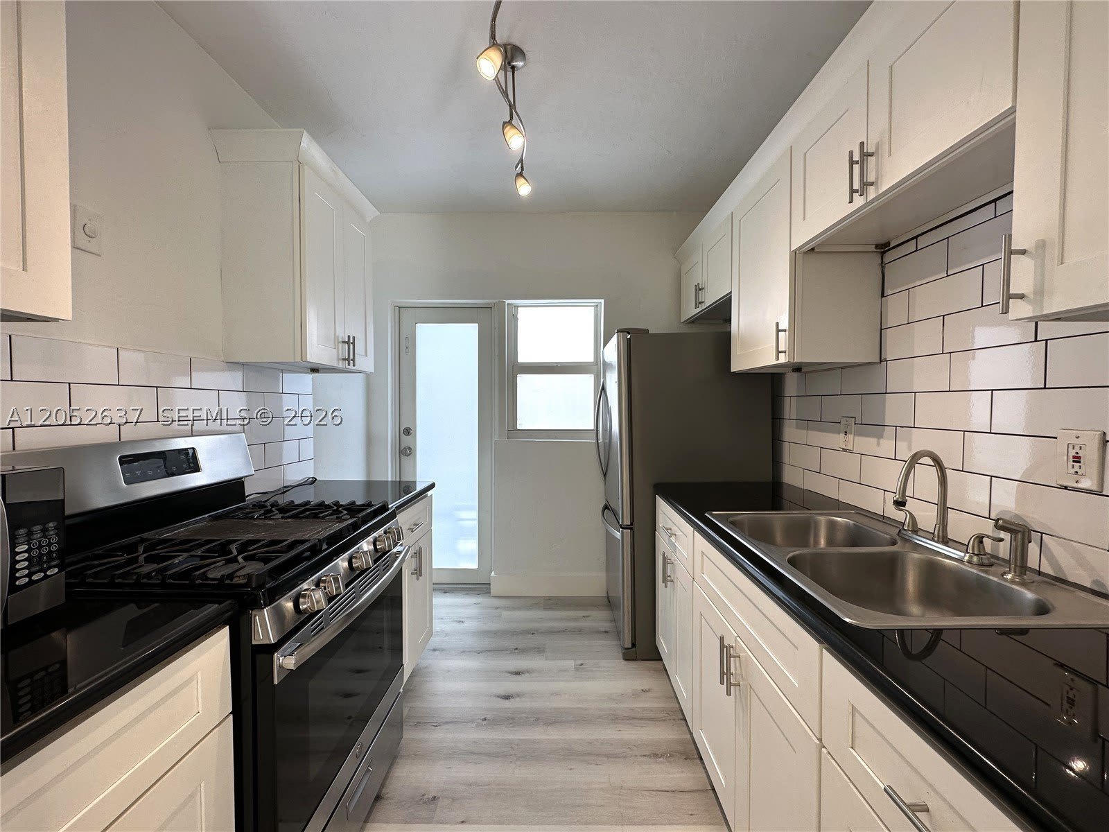 955 Bay Dr – photo 2