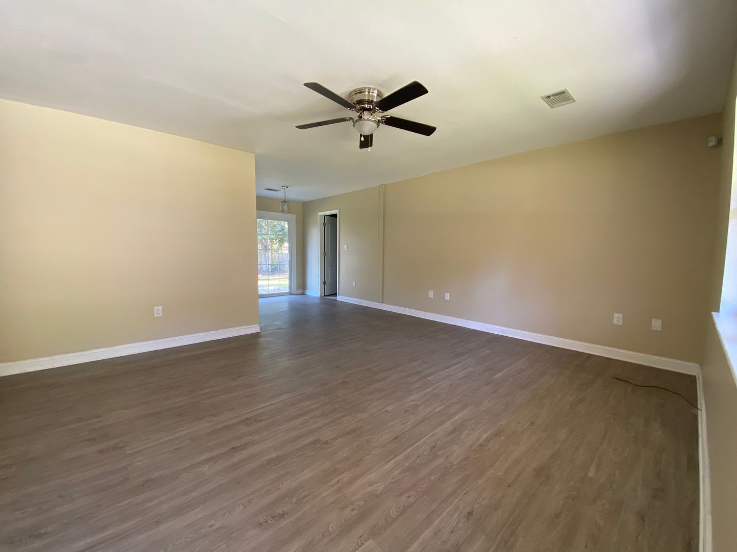 AVAILABLE NOW! (Pet Friendly) – photo 3