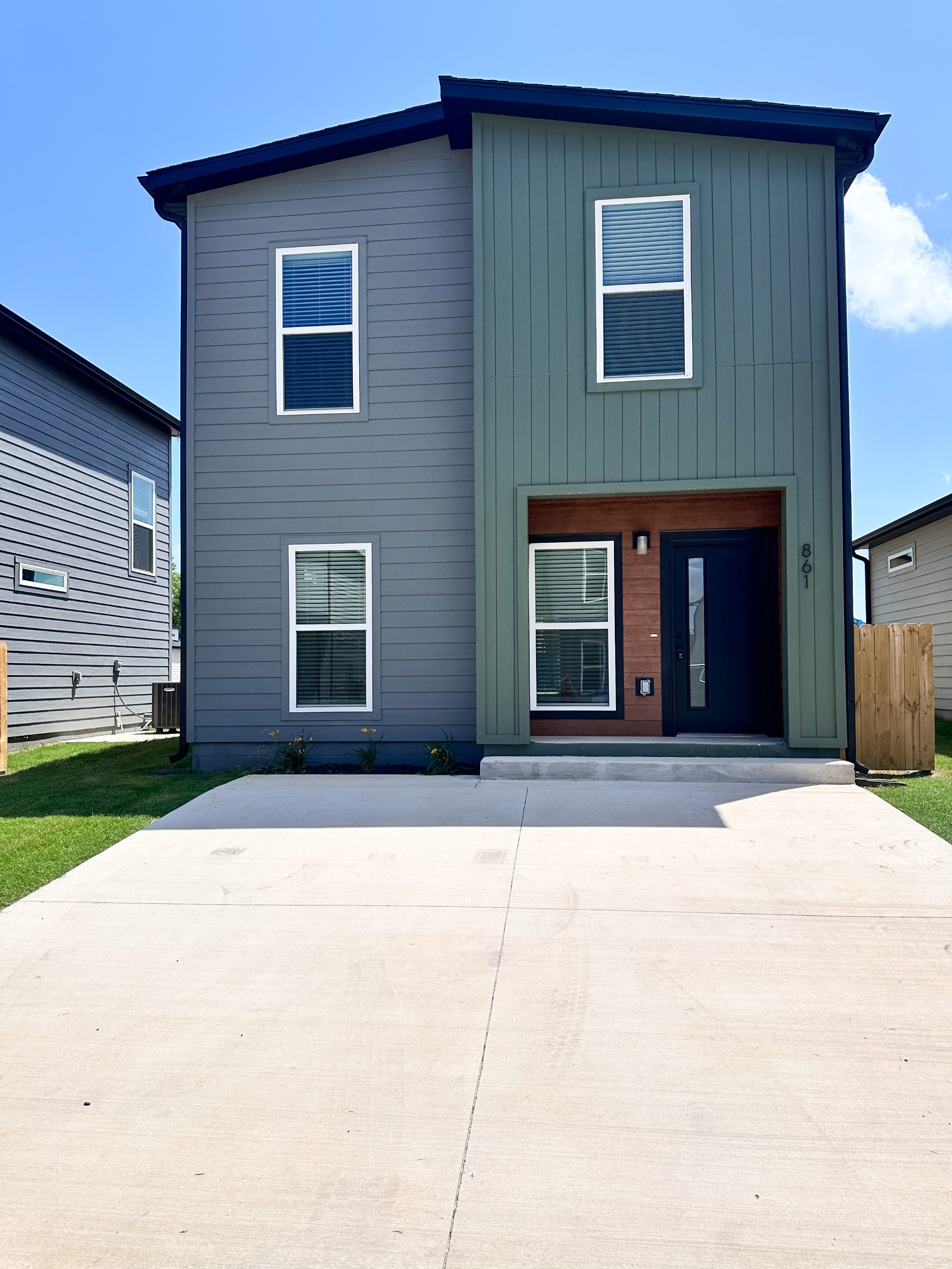 861 States Avenue – photo 1