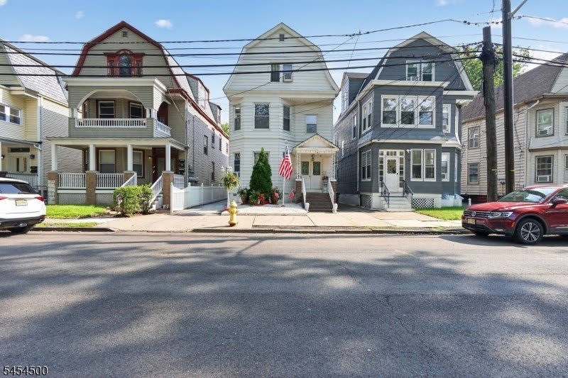 18 Llewellyn Ave – photo 1