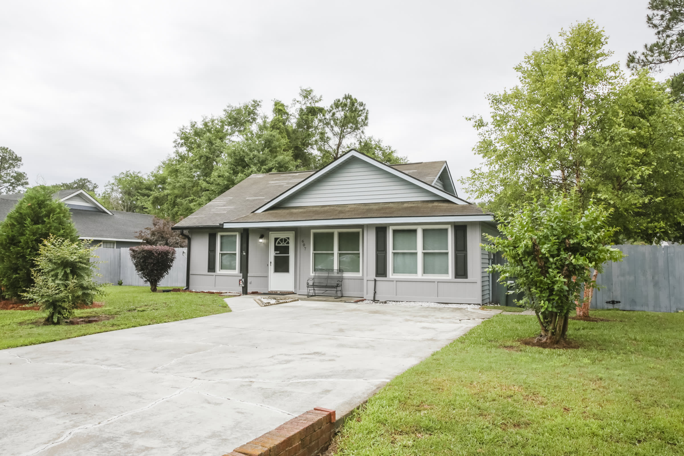 607 Scott St – photo 2