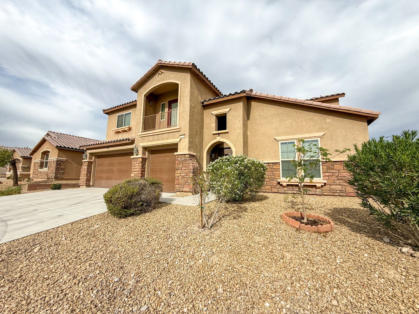 Luxury 6/BD 4.5/BA Large Furnished Home with Dual Primary Suites in Gated Community – photo 1