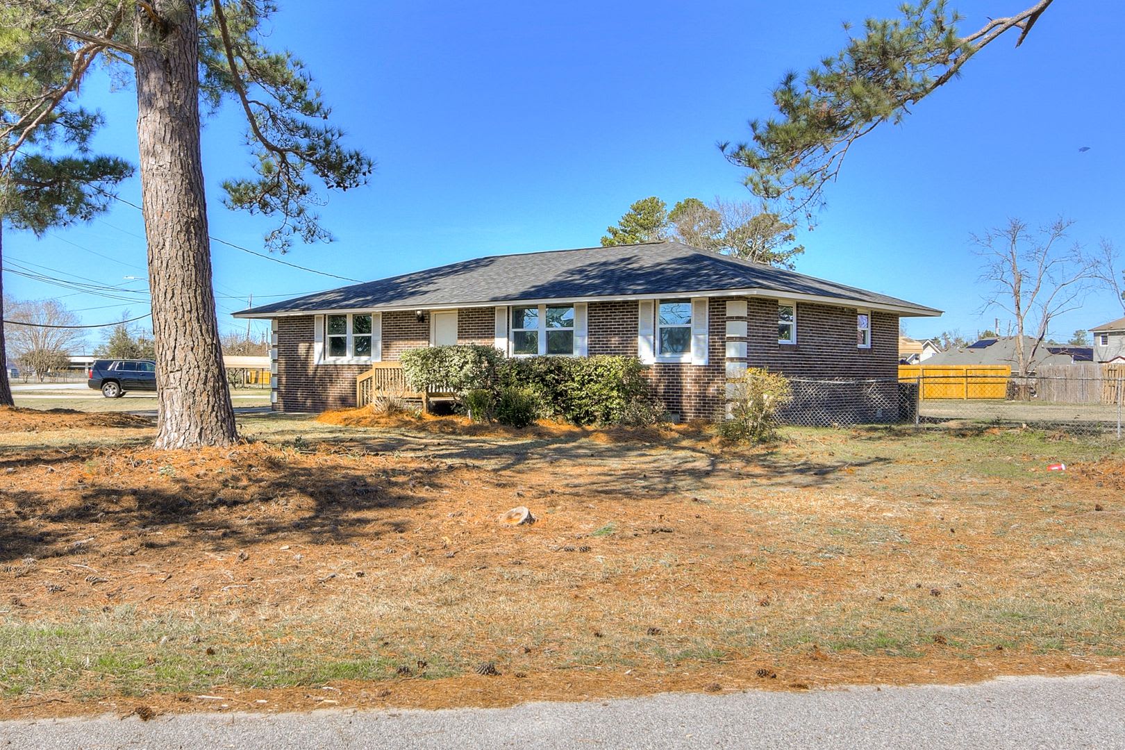 Charming 3-Bedroom, 2-Bath Home on a Corner Lot with Spacious Backyard – photo 2