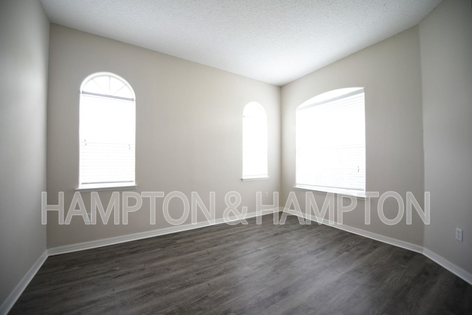 SPACIOUS 3 BEDROOM 2.5 BATH IN GATED COMMUNITY – photo 2
