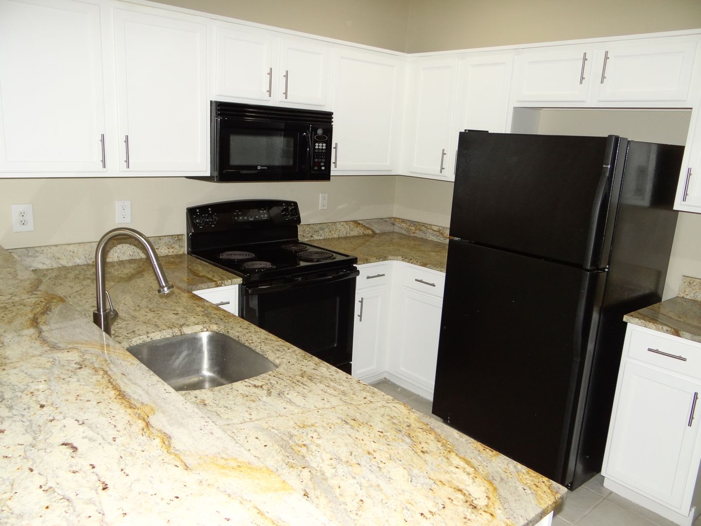 3b / 2.5 bath townhome in gated community – photo 5