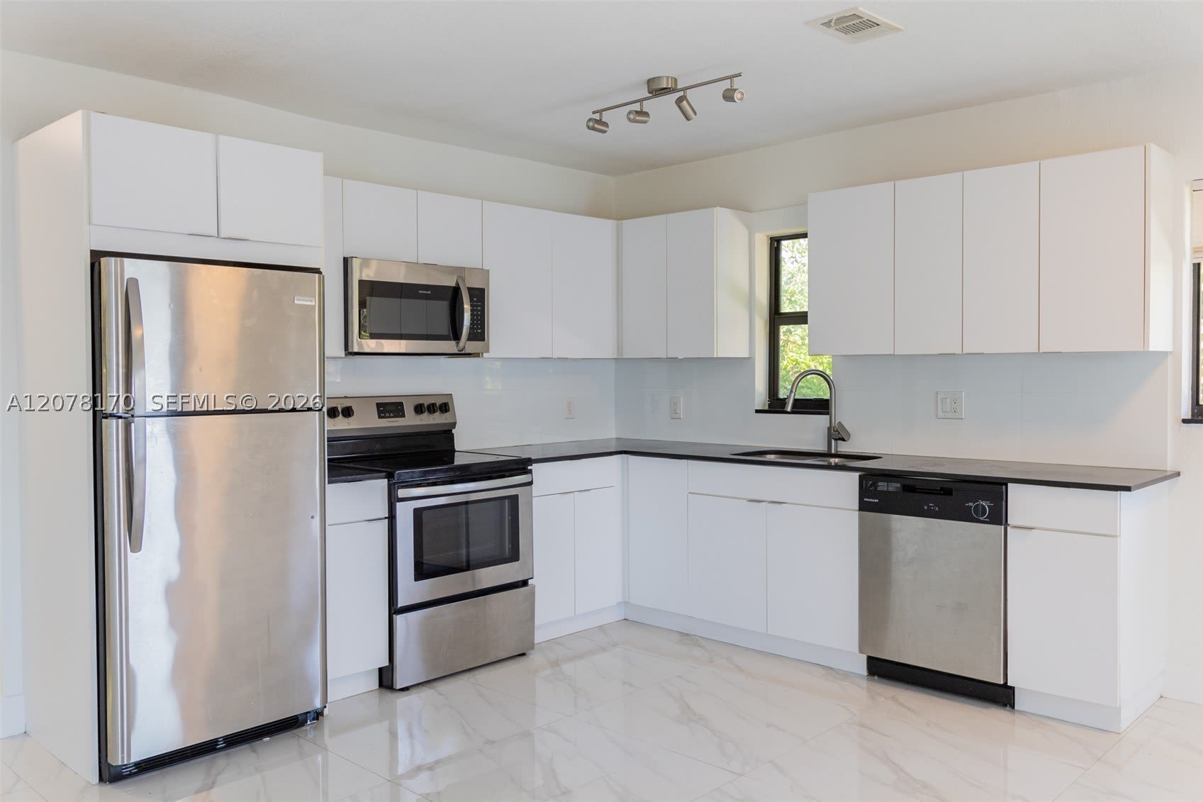 2140 Ne 56 – photo 2