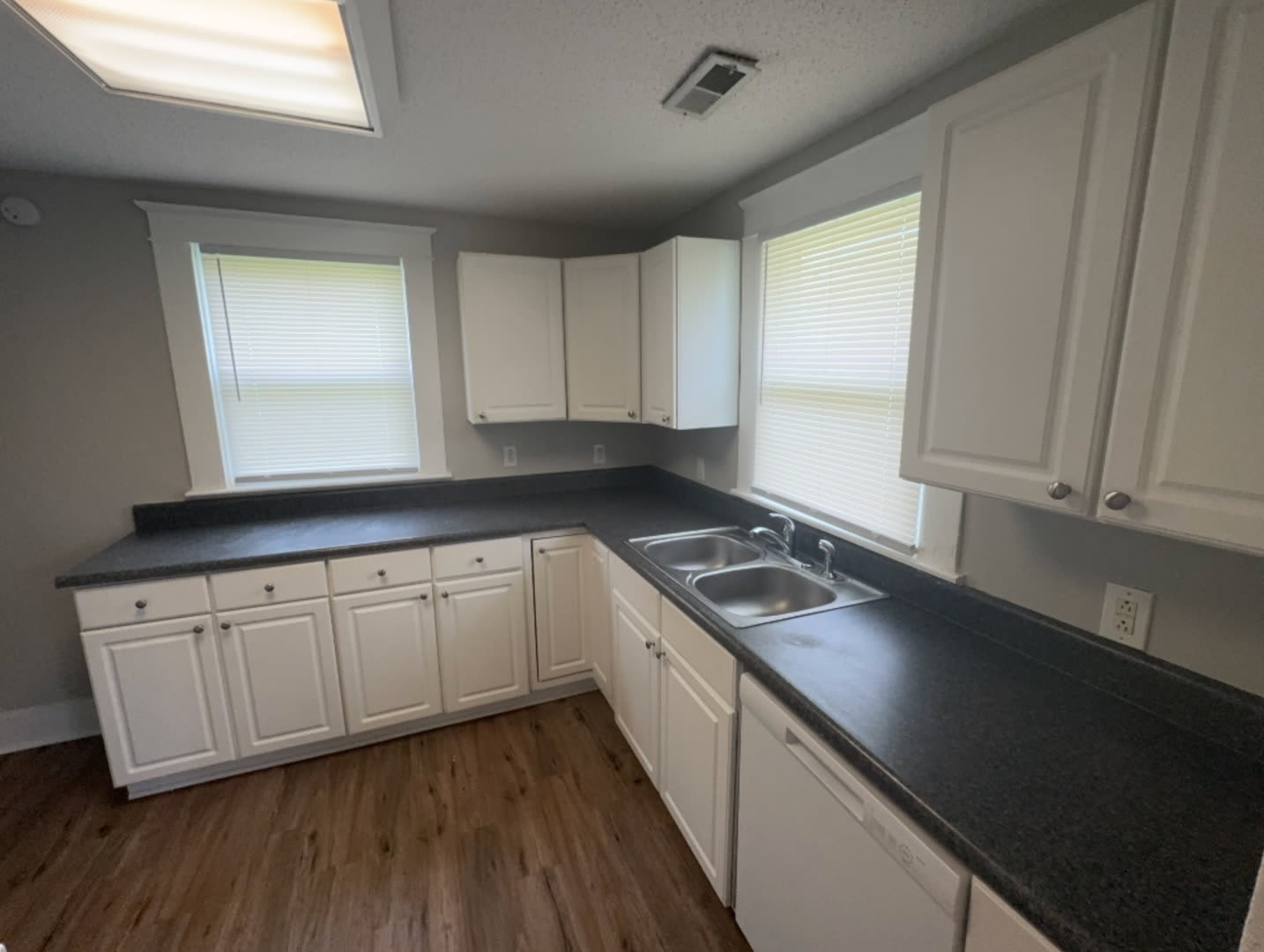 Updated 2 Bedroom Home Just Minutes from Downtown Chattanooga! – photo 2