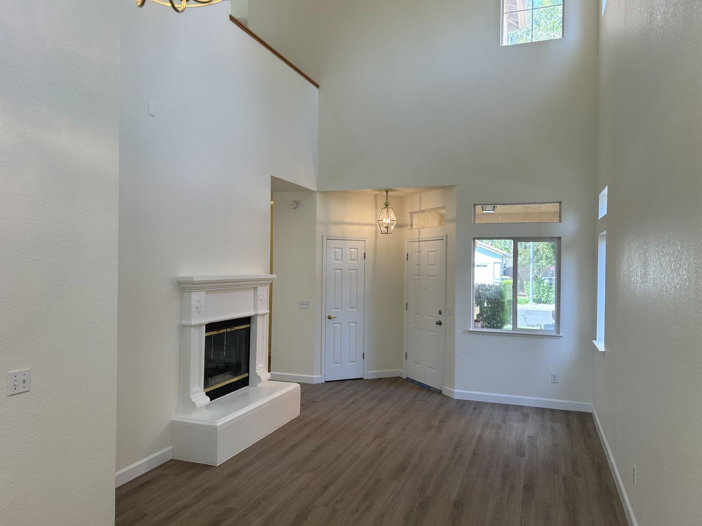 4 Bedroom, 2 Bath, 1992 Square Foot Home – photo 4