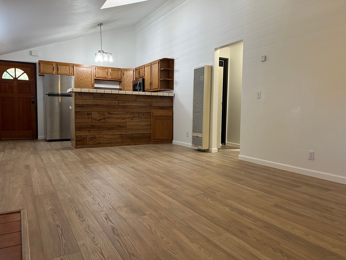 Burlingame 2/1 Remodeled upper unit Ready Now – photo 4
