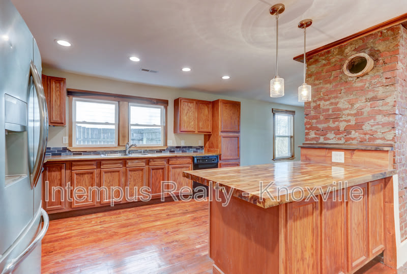 605 Booth St – photo 4