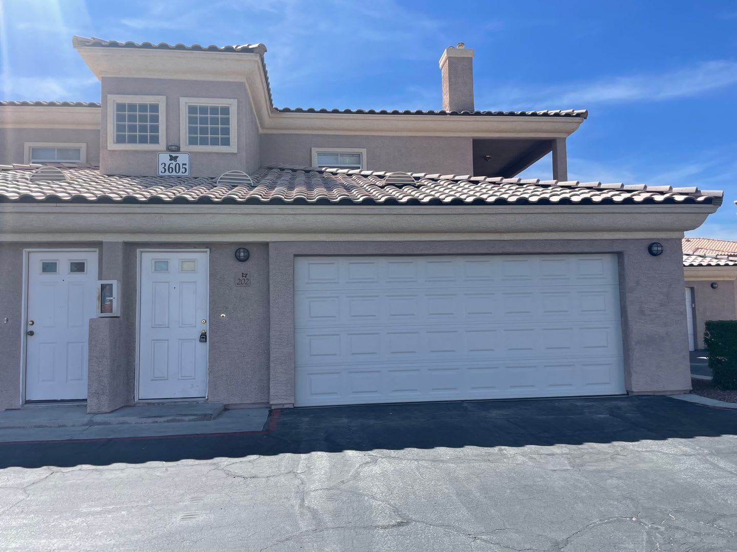 Beautiful open floor plan located in a gated community! – photo 2