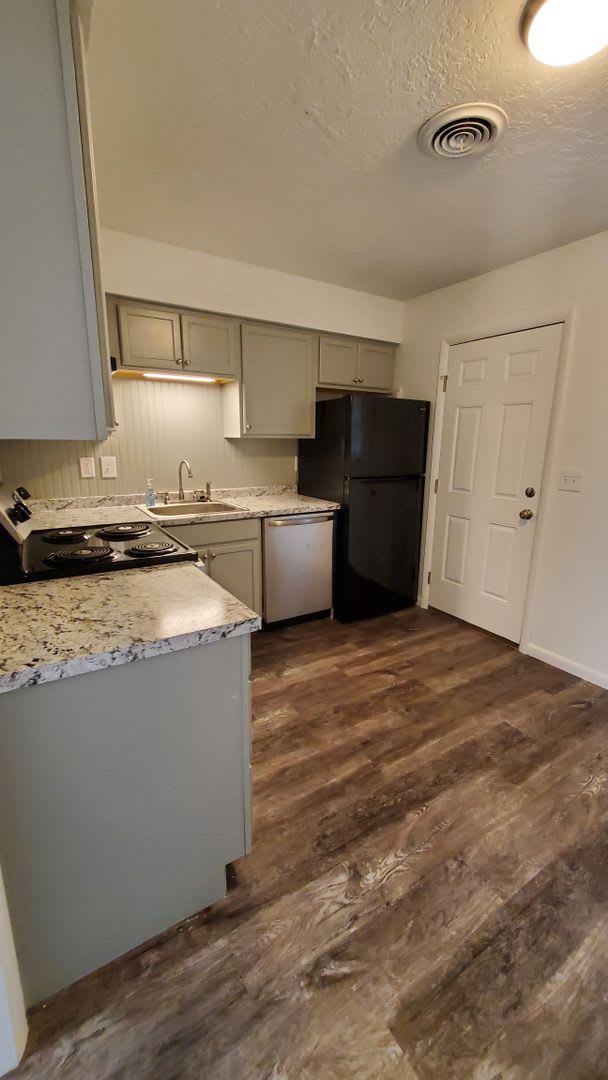 (2) Bed/(1) Bath Updated and Located just East of Campus Avail 8/11! – photo 4