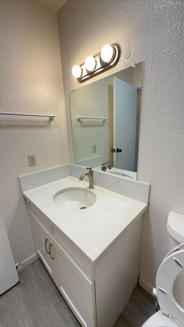 Reduced! $3,400, 3-BR, 1.5-BA, Carport Pkg – photo 4