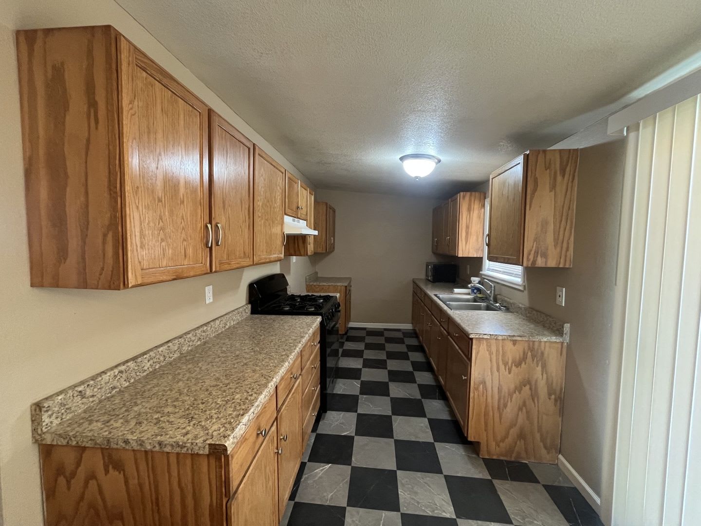 Charming 3 bedroom 1 Bathroom home in California City – photo 5