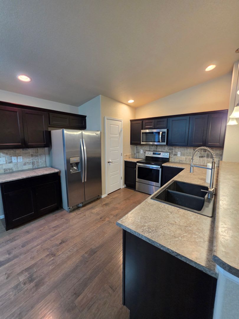 All Prospective Tenants Must Submit A 58 Non Refundable Application Fee Per Applicant Online And Be Pre Qualified Prior To Any Showings – photo 3