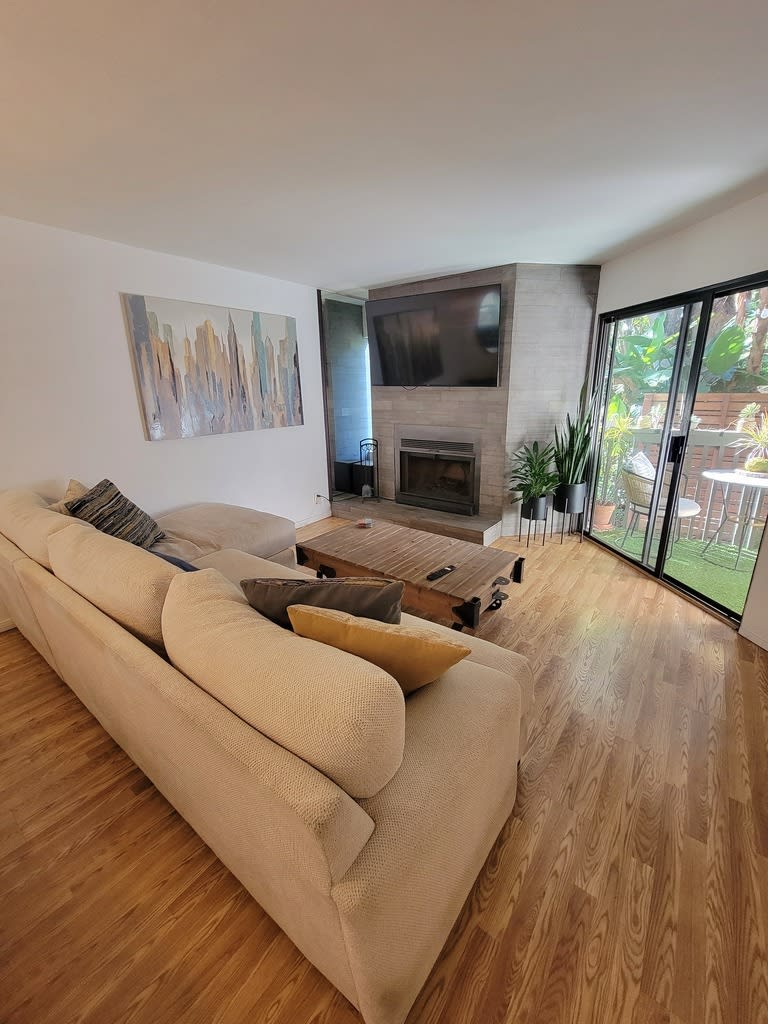 943 Torrance St – photo 2