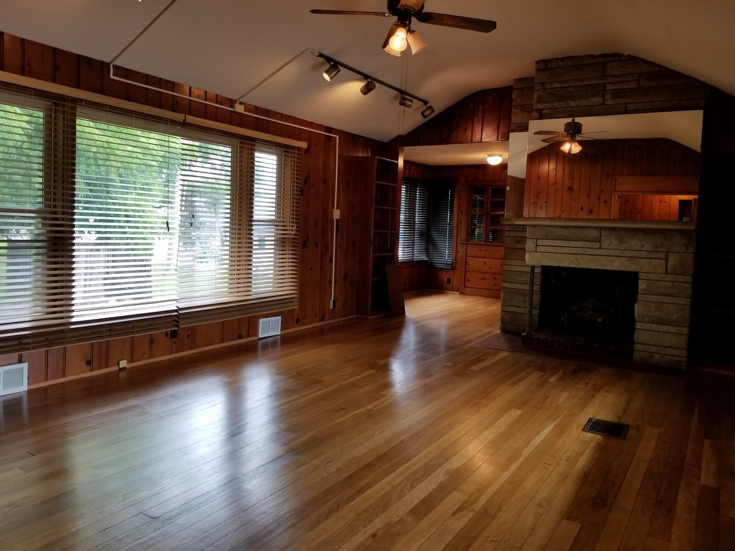 Charming 3 Bed 2 Bath Home! *2027* – photo 2