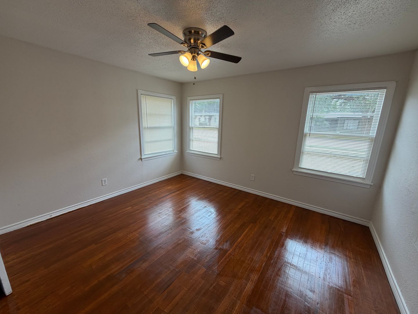 Large 3/2 with flex room in Medical District – photo 3