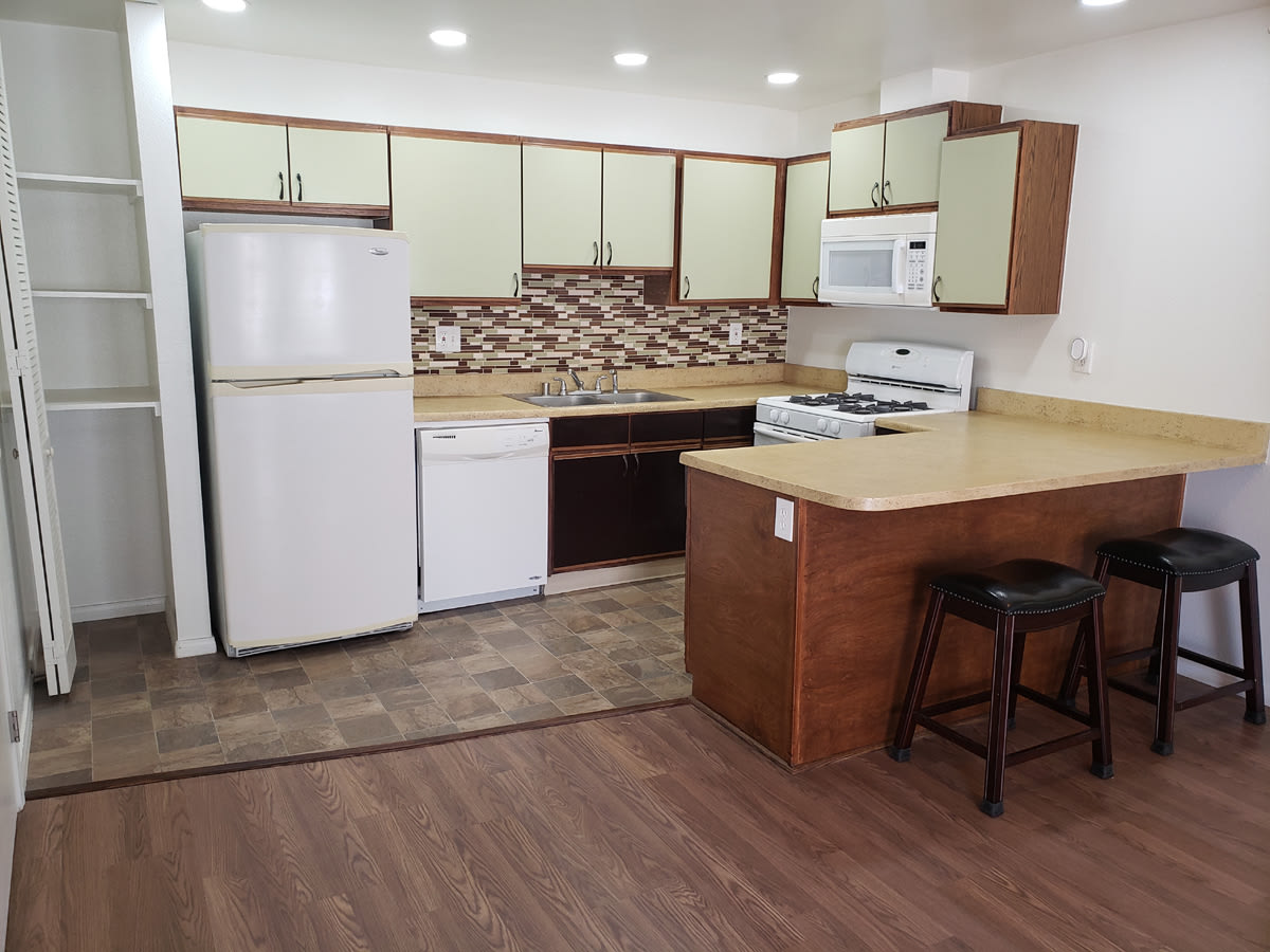 1261 Victor Avenue – photo 4