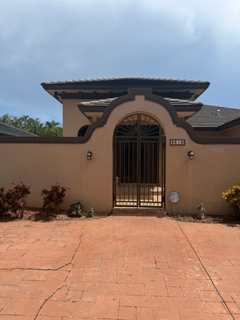 8310 Nw 162 Street – photo 1