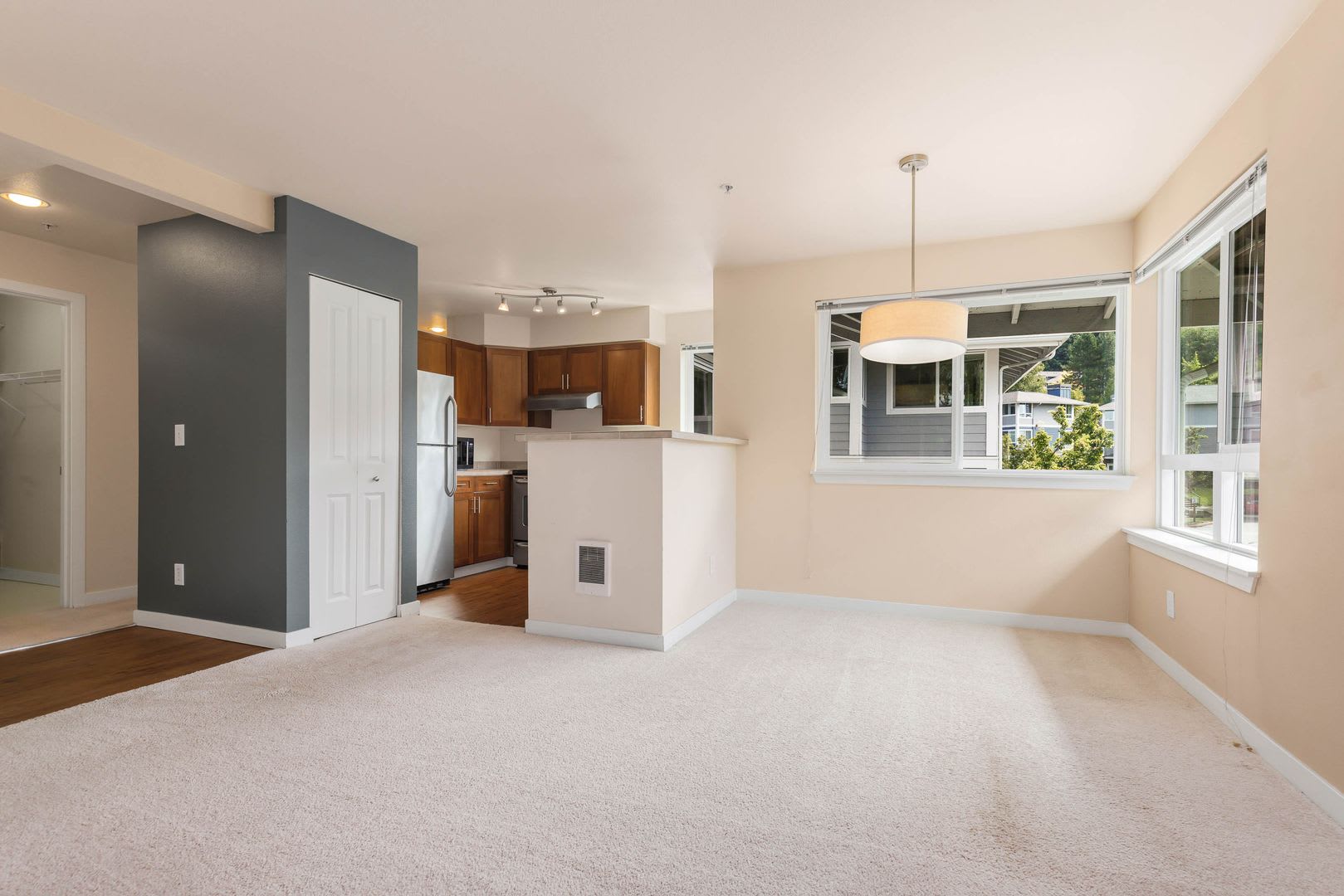 Top Floor 1 Bedroom Condo In Great Location – photo 3