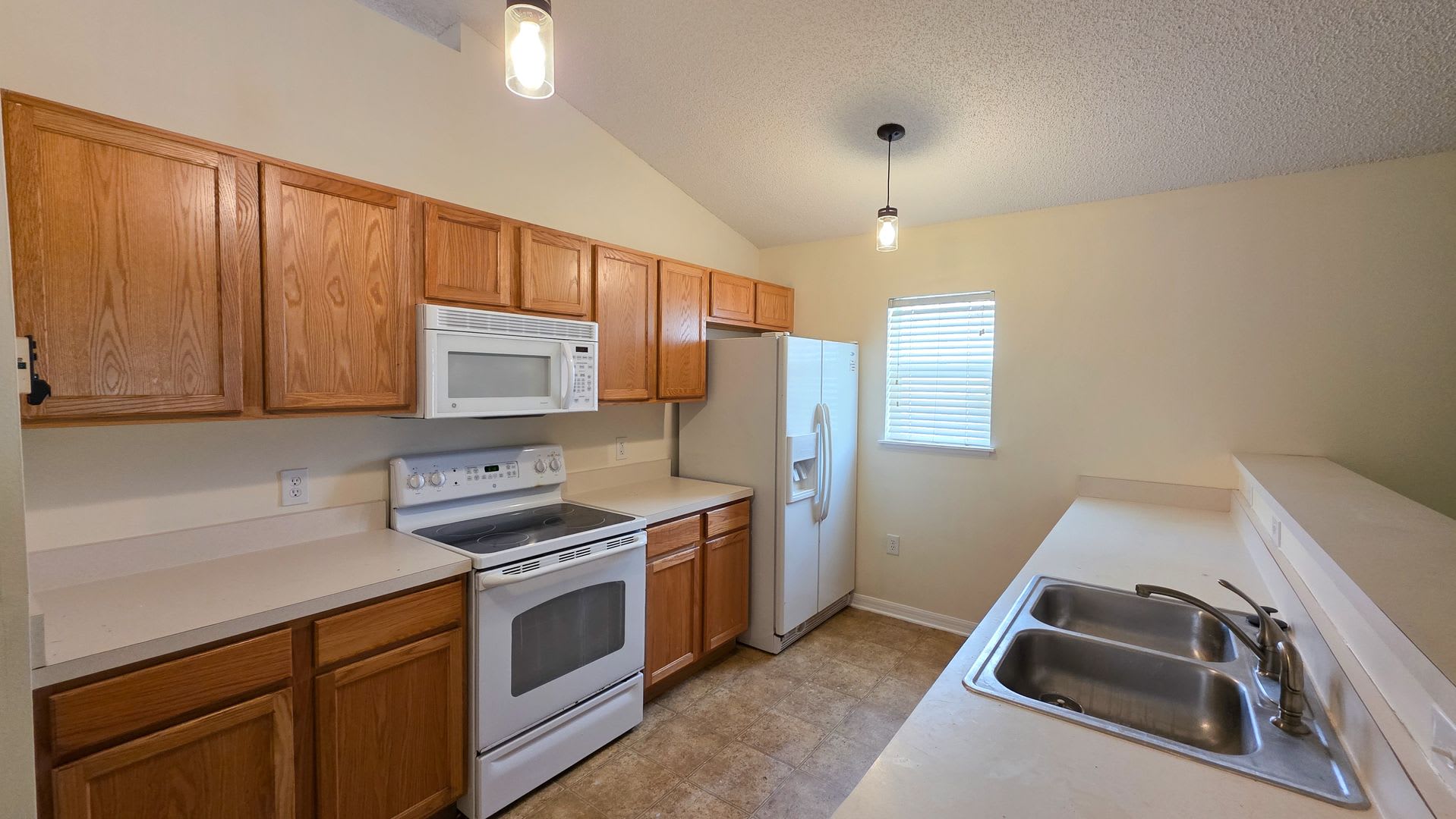 4/2 in Majestic Oaks – photo 4