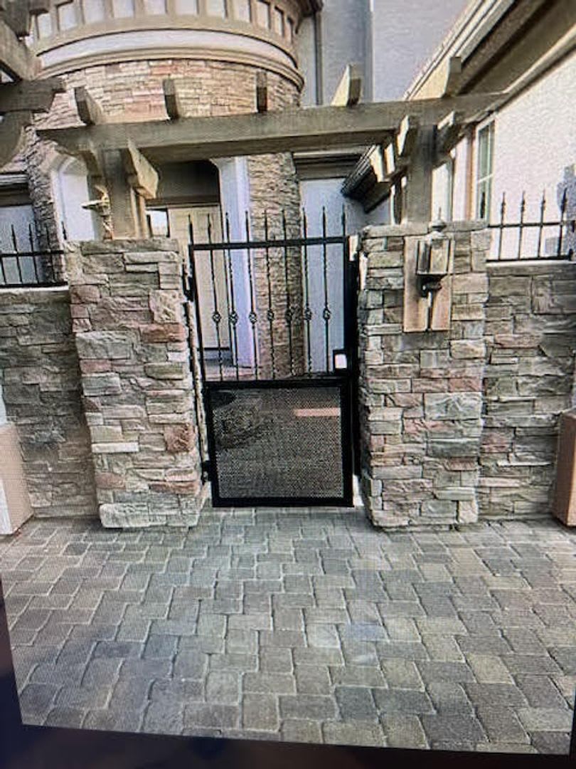Gated Home in Somersett – photo 2