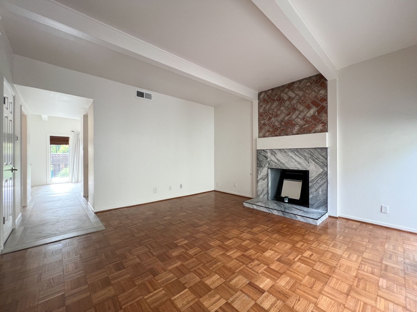Beautifully Remodeled St. Helena Townhome with Pool Access &amp; 2-Car Garage – photo 4